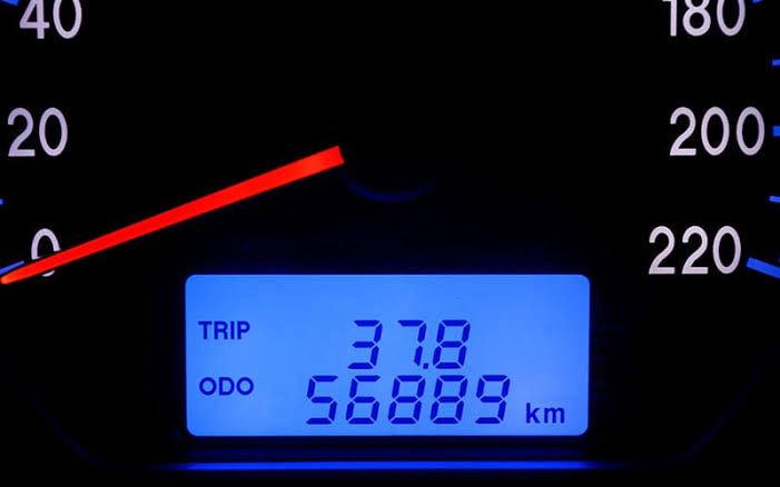Reasons not to lease a car: a car dashboard showing used and remaining mileage.